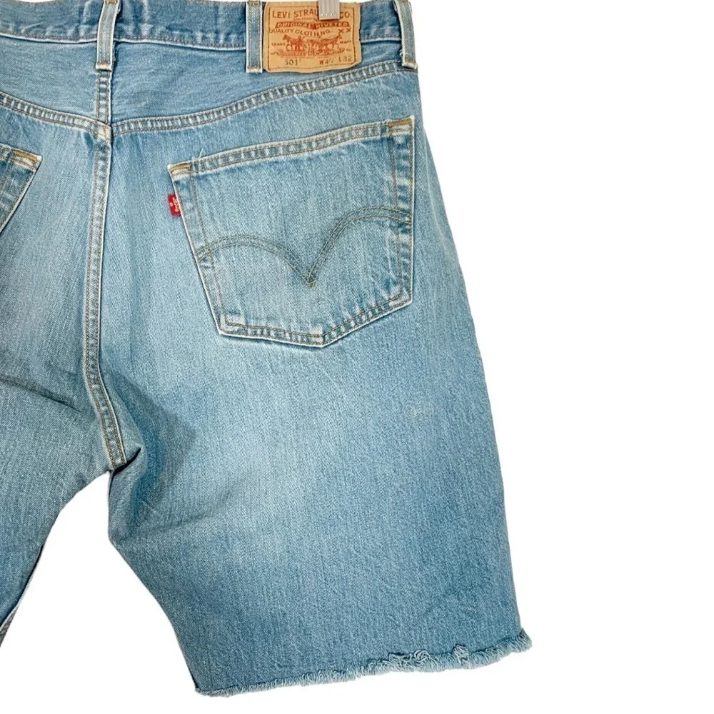 Vintage Levi's Relaxed Fit distressed Jean Shorts Size 40